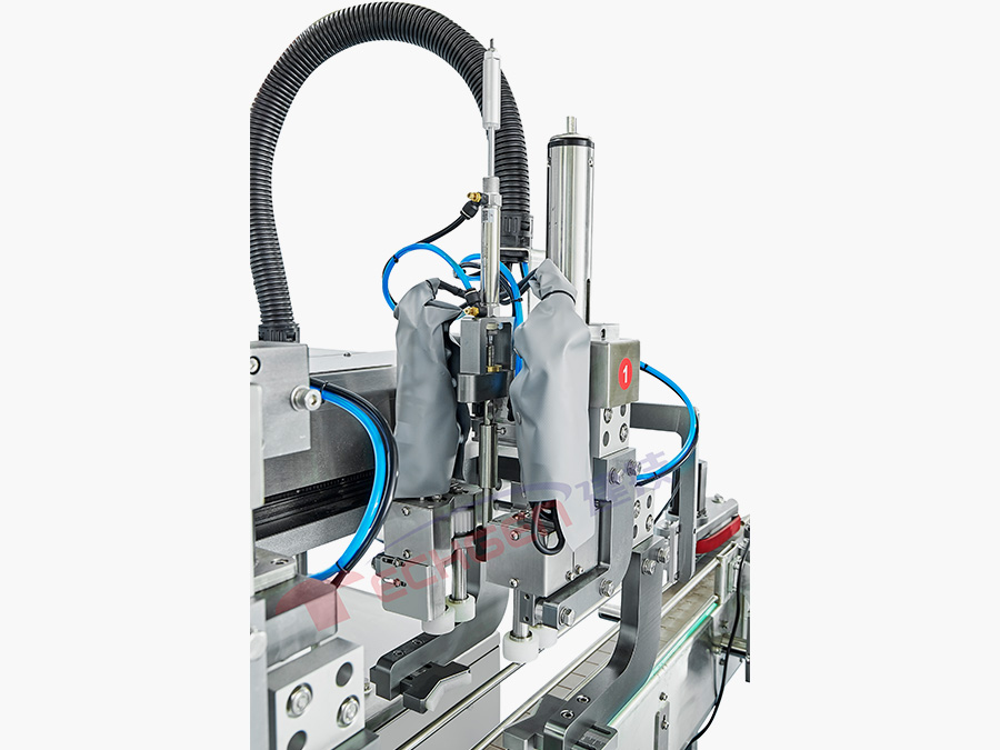 Tracking capping machine