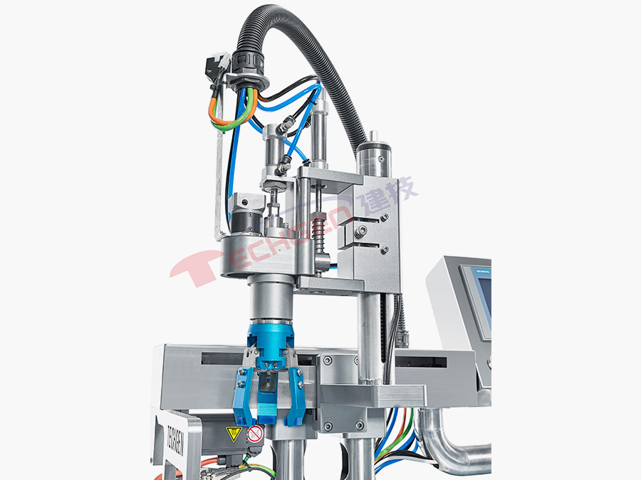 Mobile tracking capping machine