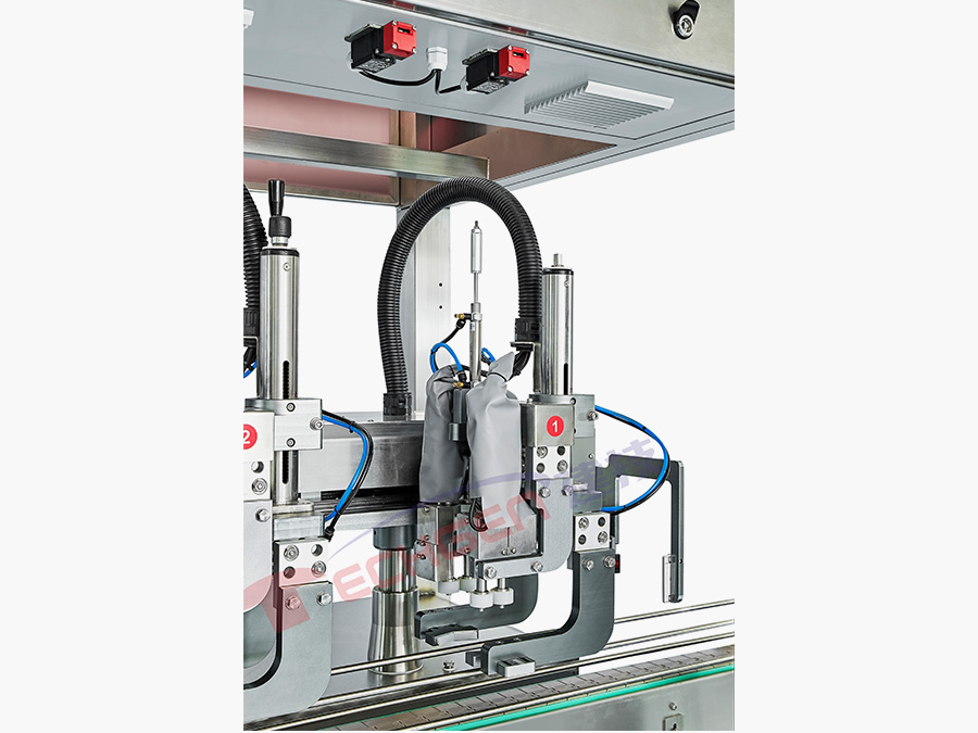 Tracking capping machine